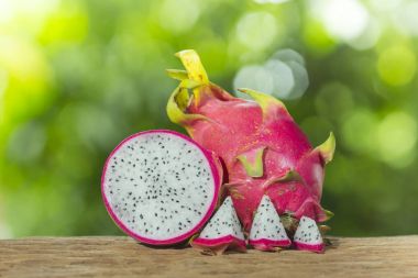 Dragon meyve dilim ahşap masa üzerinde