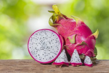 Dragon meyve dilim ahşap masa üzerinde