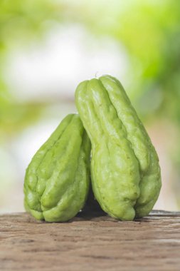 Sechium zamanla bir ahşap zemin üzerinde ve natur bir arka plana sahiptir