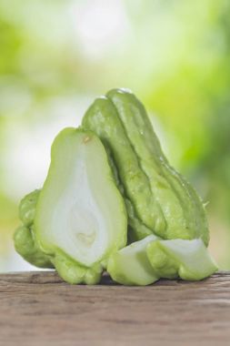 Sechium zamanla bir ahşap zemin üzerinde ve natur bir arka plana sahiptir