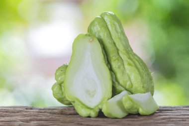 Sechium zamanla bir ahşap zemin üzerinde ve natur bir arka plana sahiptir