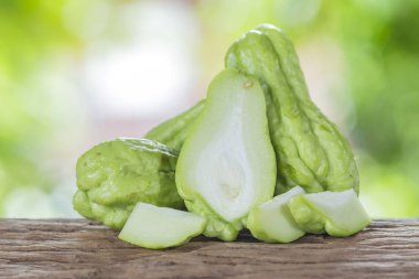 Sechium zamanla bir ahşap zemin üzerinde ve natur bir arka plana sahiptir