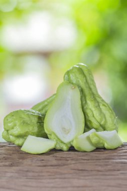 Sechium zamanla bir ahşap zemin üzerinde ve natur bir arka plana sahiptir