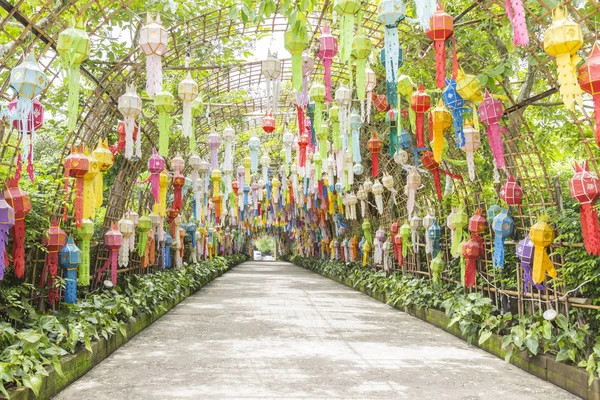 Färgglada papper, textilier och bambu lampa belysning och dekoration — Stockfoto