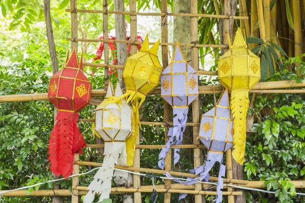 Papel colorido, têxteis e iluminação lâmpada de bambu e decoração — Fotografia de Stock