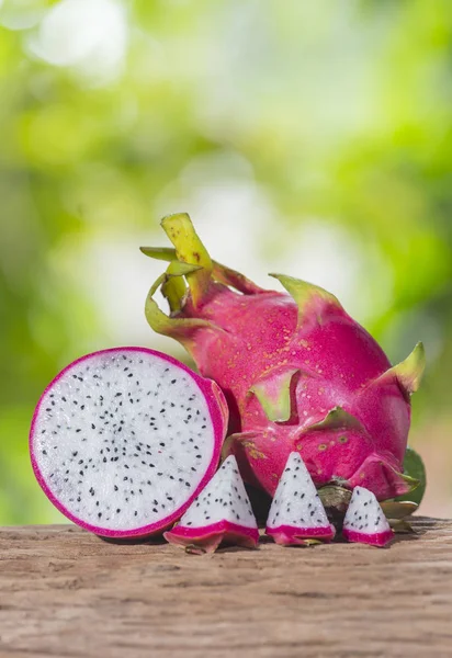 Dragon meyve dilim ahşap masa üzerinde — Stok fotoğraf