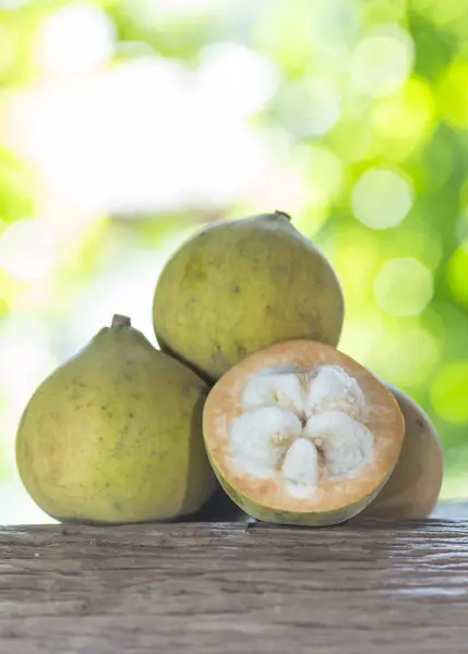 Santol meyve doğanın bir arka plan üzerinde — Stok fotoğraf