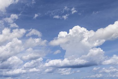 Beyaz bulutlu mavi gökyüzü.