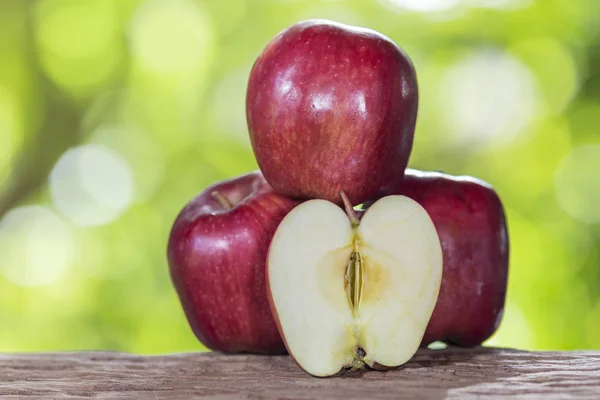 Æble på et trægulv og har en baggrund af naturen - Stock-foto