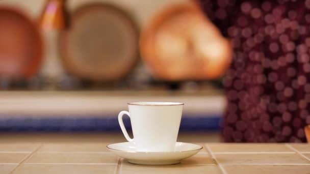 Das Mädchen gießt Kaffee aus einem Cezve in eine weiße Tasse — Stockvideo