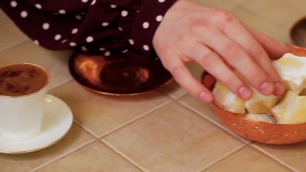 Девочка кладет в медную тарелку восточные сладости курабие — стоковое видео