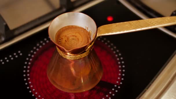 Mladá dívka vařila tureckou kávu v cezve