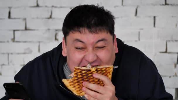 A fat young man eating doner — 비디오