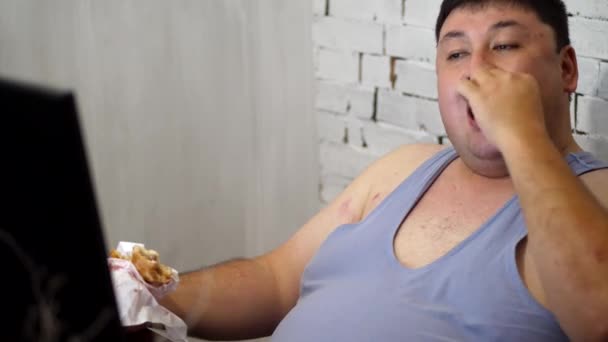 Fat man eating a Burger with fries — Stock Video