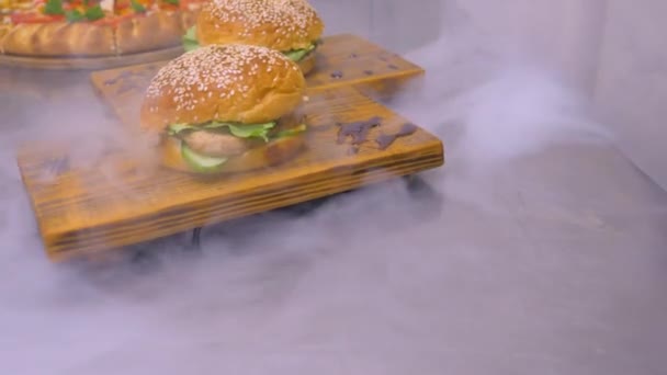 The finished Burger on a wooden Board — 图库视频影像