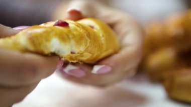 Pasta şefi reçelli ekmeği ikiye böler. Ay çöreği.