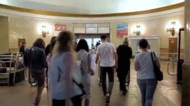 Gençler metrodan çıkar. Metrodaki öğrenciler ve arkadaşlar.