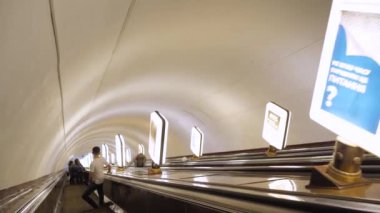 Metrodaki uzun yürüyen merdivenden inişi.. 