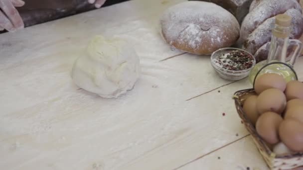 Baker kneed deeg op van hout vlak — Stockvideo