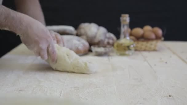 Пекарь выливает тесто из муки на деревянную поверхность . — стоковое видео