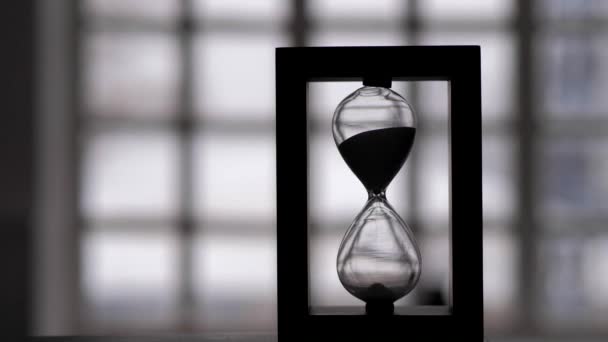 Siyah kum saati. Zaman aralıklarını ölçmek için bir aygıt — Stok video