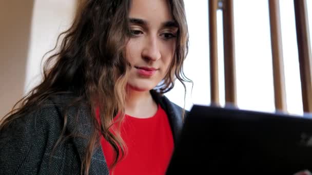 Mladá tmavovlasá krásná dívka pracující na notebooku — Stock video
