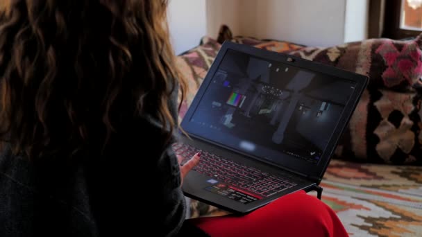 Mladá návrhářka dívka ukazuje na svém notebooku design mešity — Stock video