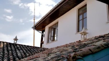 Doğu Türk tarzında binanın ön cephesi. Çatı fayansları