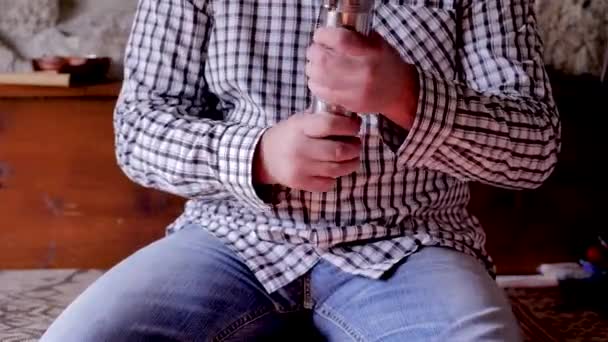 Um homem a moer café num moedor de mãos. ele abriu e olhou para dentro — Vídeo de Stock