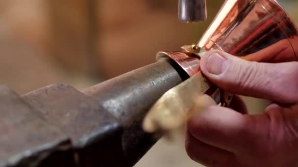 On the anvil the Coppersmith fixes the part on the jezve — Stock Video