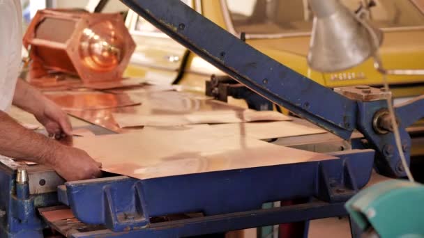 The master using a cutter, cuts the shape of the product from a sheet of copper — 비디오