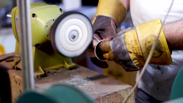 The master polishes the almost finished product with a polishing disc. — Stock Video