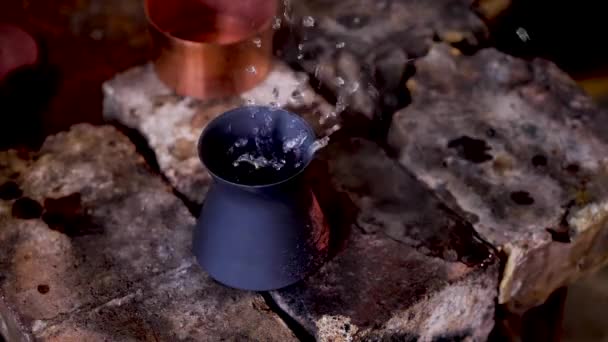 Le maître tempère, refroidit le produit chauffé avec de l'eau .