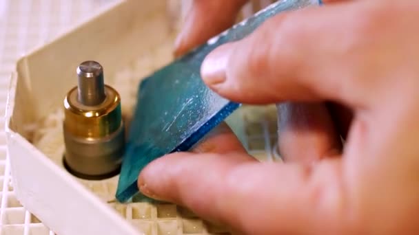 The master polishes colored glass on a grinding machine — Stock Video