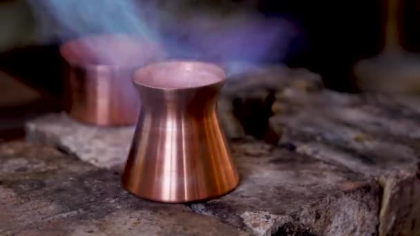 O mestre aquece o tarugo de cobre com um queimador de gás. cezve de cobre — Vídeo de Stock