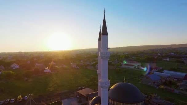 Vista superior de la hermosa mezquita al amanecer. sobre el Ramadán — Vídeo de stock