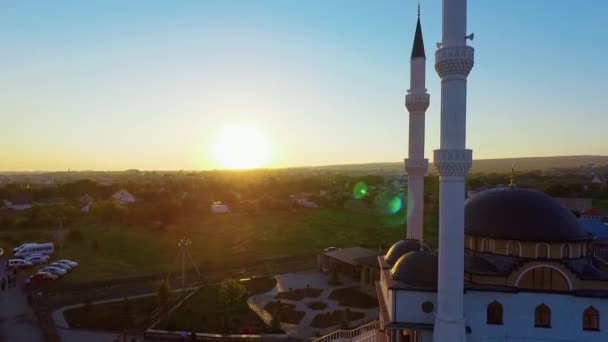 Vista superior de la hermosa mezquita al amanecer. sobre el Ramadán — Vídeo de stock