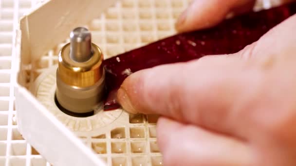 Der Meister poliert farbiges Glas auf einer Schleifmaschine — Stockvideo