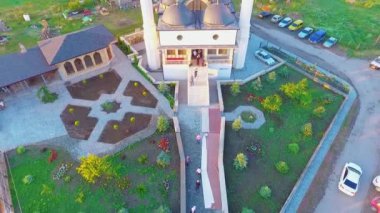 Güneşin doğuşundaki güzel caminin manzarası. Ramazan ayında