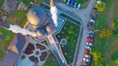 Güneşin doğuşundaki güzel caminin manzarası. Ramazan ayında