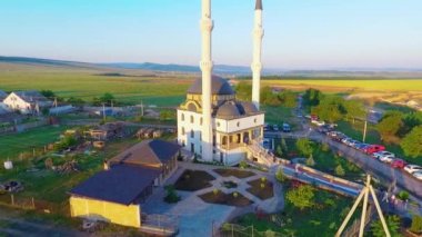 Güneşin doğuşundaki güzel caminin manzarası. Ramazan ayında