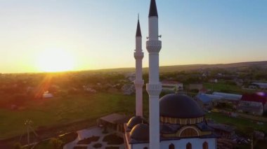 Güneşin doğuşundaki güzel caminin manzarası. Ramazan ayında