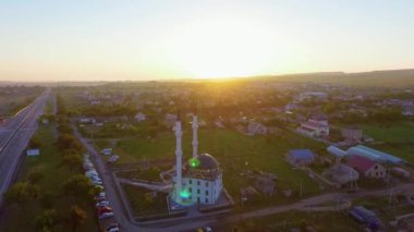 Güneşin doğuşundaki güzel caminin manzarası. Ramazan ayında