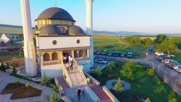 Horní pohled na krásnou mešitu při východu slunce. na ramadánu — Stock video