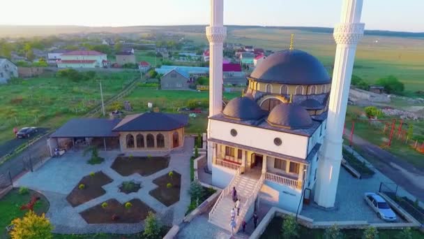 Вид зверху на прекрасну мечеть на сході сонця. на Рамадані — стокове відео