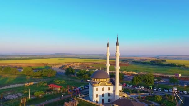 Top kilátás nyílik a gyönyörű mecset napkeltekor. a Ramadánról — Stock videók
