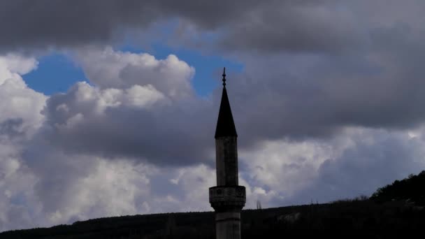 Blick auf das alte Minarett an einem bewölkten Tag. Zeitraffer — Stockvideo