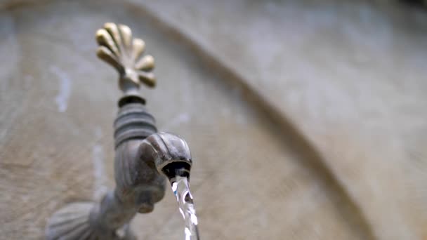 L'acqua sgorga da una vecchia gru in pietra in stile orientale. primo piano — Video Stock