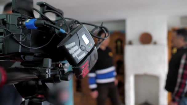 De operator neemt de reportage op camera. Tv cam streaming — Stockvideo