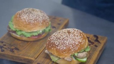 Tahta bir tahtanın üzerindeki bitmiş Burger. Hizmet etmeye hazır